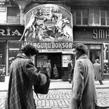 Zwei Sekretärinnen des britischen Generalkonsulats in Istanbul vor einem Kino. Atatürk sieht den Westen als Inbegriff des Fortschritts. Er und seine Nachfolger richten die Türkei radikal an den Idealen der europäischen Aufklärung aus, drücken Reformen und Modernisierungen kompromisslos durch. Ankara sucht nicht zuletzt aus wirtschaftlichen und sicherheitspolitischen Gründen den Anschluss an Europa und die USA, tritt 1952 der NATO bei.