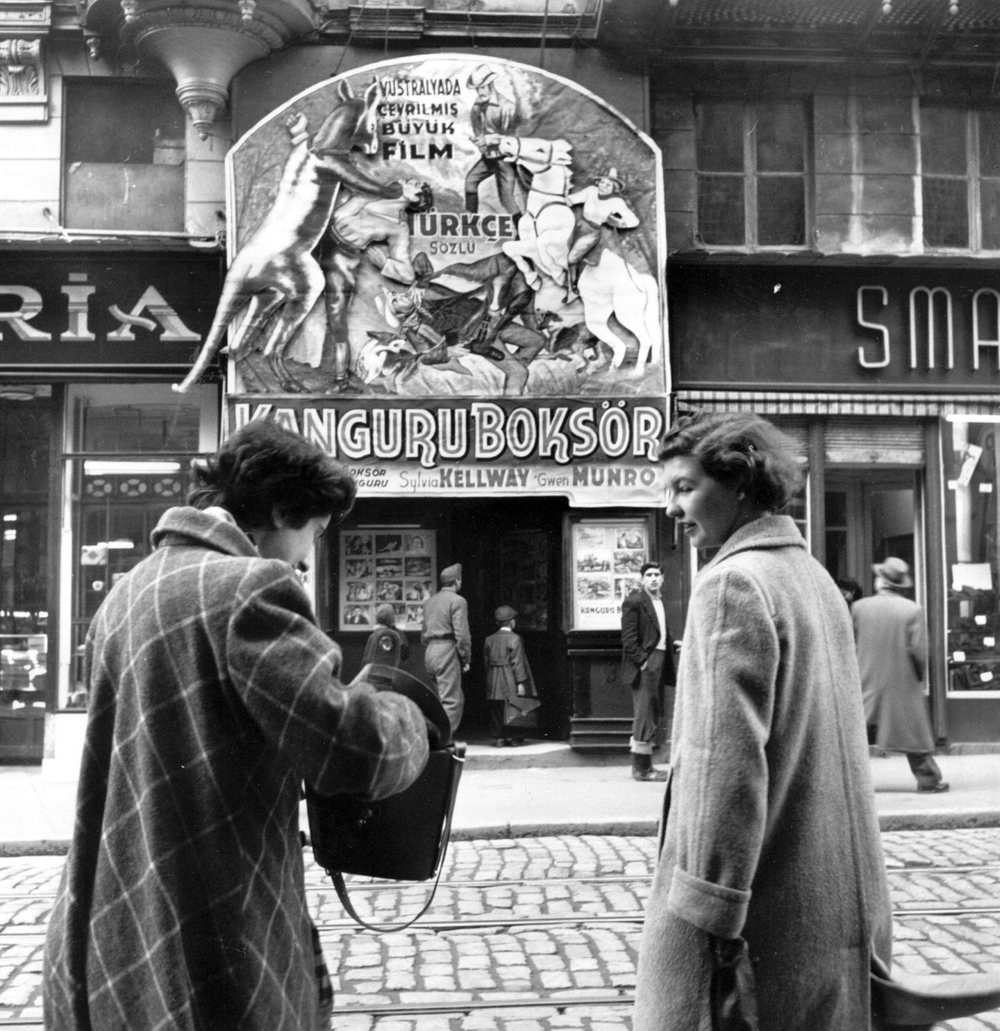 Das große Vorbild: der Westen Zwei Sekretärinnen des britischen Generalkonsulats in Istanbul vor einem Kino. Atatürk sieht den Westen als Inbegriff des Fortschritts. Er und seine Nachfolger richten die Türkei radikal an den Idealen der europäischen Aufklärung aus, drücken Reformen und Modernisierungen kompromisslos durch. Ankara sucht nicht zuletzt aus wirtschaftlichen und sicherheitspolitischen Gründen den Anschluss an Europa und die USA, tritt 1952 der NATO bei.