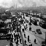 Geschäftig geht es zu auf und neben der Galatabrücke am Mittag eines Tages im Jahr 1954. Das Bauwerk verbindet Nord- und Südufer des Goldenen Horns, eines vom Bosporus abgehenden Meeresarms, der rund sieben Kilometer in den europäischen Teil Istanbuls hineinragt. Istanbul ist seit jeher geprägt von der einzigartigen Lage am Wasser. Der Bosporus, der den europäischen Kontinent vom asiatischen trennt, sowie seine Seitenarme sind wie Lebensadern für die Stadt. So lässt der Warenverkehr zur See den Ort über die Jahrhunderte zur wohlhabenden Metropole heranwachsen.