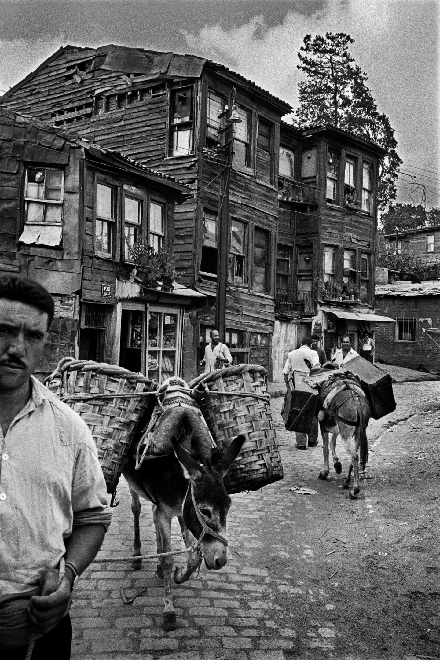 Stadt der Gegensätze Istanbul ist in vielerlei Hinsicht eine gespaltene Stadt, kennt gewaltige Unterschiede zwischen Frommen und Nichtgläubigen, Belesenen und Ungebildeten, Armen und Reichen. Prägend dabei ist der Zuzug vom Land in die Metropole am Bosporus; er ist so gewaltig, dass vielerorts eilig zusammengezimmerte Häuser als Unterkünfte herhalten müssen. Im Lauf des 20. Jahrhunderts verzehnfacht sich die Bevölkerung der Stadt nahezu (Aufnahme von 1969).