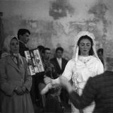 Für die Frauen bringt die Republik besonders umwälzende Veränderungen: Innerhalb kürzester Zeit ergeben sich für sie völlig neue Bildungs- und Berufschancen, stehen sie zumindest auf dem Papier gleichberechtigt neben den Männern. Doch auch in dieser Hinsicht ist die Macht der Traditionen stark, verharren viele Türkinnen in althergebrachten religiösen und gesellschaftlichen Mustern, sei es freiwillig oder auf Druck ihres Umfelds. Hier feiert eine Arbeiterfamilie, die aus Anatolien nach Istanbul gekommen ist, 1959 eine traditionelle Hochzeit. Die Menschen aus den ländlichen Gebieten der Türkei sind meist besonders konservativ und religiös eingestellt.