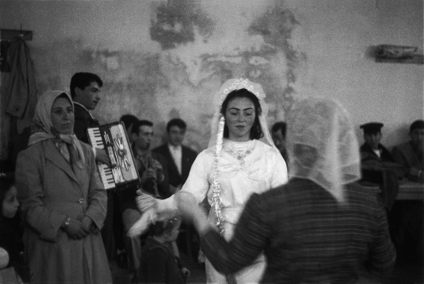 Zwischen Aufbruch und Tradition Für die Frauen bringt die Republik besonders umwälzende Veränderungen: Innerhalb kürzester Zeit ergeben sich für sie völlig neue Bildungs- und Berufschancen, stehen sie zumindest auf dem Papier gleichberechtigt neben den Männern. Doch auch in dieser Hinsicht ist die Macht der Traditionen stark, verharren viele Türkinnen in althergebrachten religiösen und gesellschaftlichen Mustern, sei es freiwillig oder auf Druck ihres Umfelds. Hier feiert eine Arbeiterfamilie, die aus Anatolien nach Istanbul gekommen ist, 1959 eine traditionelle Hochzeit. Die Menschen aus den ländlichen Gebieten der Türkei sind meist besonders konservativ und religiös eingestellt.