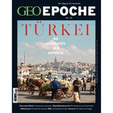 Auf den Trümmern des Osmanischen Reiches errichtet Mustafa Kemal ab 1923 die moderne Türkei – oder besser: Er erfindet sie. Mit Reformen, die alle Lebensbereiche umwälzen, schmiedet der Staatsmann, der sich später Atatürk ("Vater der Türken") nennt, die junge Republik nach dem Vorbild westlicher Nationen. Und prägt damit ein Land, das von Beginn an zerrissen ist zwischen alten Traditionen und neuen Ideen, Freiheit und Fundamentalismus, Demokratie und Despotie. Die Gegner des Republikgründers sind heute so stark wie nie. An ihrer Spitze steht der autoritär regierende Präsident Recep Tayyip Erdoğan, der offen von osmanischer Größe träumt – und die Nation vollends zu spalten droht. Die Geschichte der modernen Türkei. Jetzt überall, wo es gute Zeitschriften gibt, etwa im GEO Shop
