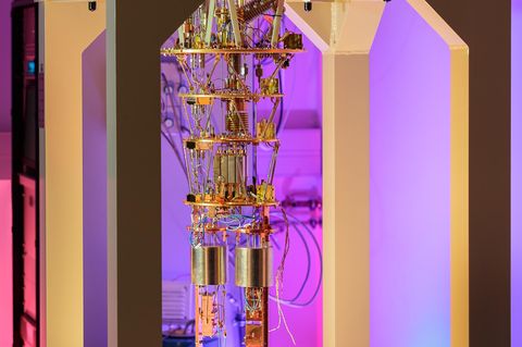 Aufwendige, goldglänzende Kühlvorrichtungen wie diese prägen unser Bild von Quantencomputern. In Kirchmairs Labor steuern und messen Mikrowellen-Signale den Zustand der derart gekühlten Quantensysteme