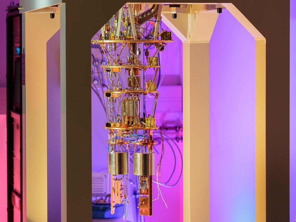 Quantenphysik: Aufwendige, goldglänzende Kühlvorrichtungen wie diese prägen unser Bild von Quantencomputern. In Kirchmairs Labor steuern und messen Mikrowellen-Signale den Zustand der derart gekühlten Quantensysteme Aufwendige, goldglänzende Kühlvorrichtungen wie diese prägen unser Bild von Quantencomputern. In Kirchmairs Labor steuern und messen Mikrowellen-Signale den Zustand der derart gekühlten Quantensysteme