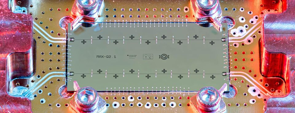 Quantenphysik: Ein Prozessor mit Transmon-Qubits. Die Recheneinheiten eines Quantencomputers müssen akribisch von äußeren Einflüssen abgeschirmt werden, um ihre Arbeit tun zu können Ein Prozessor mit Transmon-Qubits. Die Recheneinheiten eines Quantencomputers müssen akribisch von äußeren Einflüssen abgeschirmt werden, um ihre Arbeit tun zu können