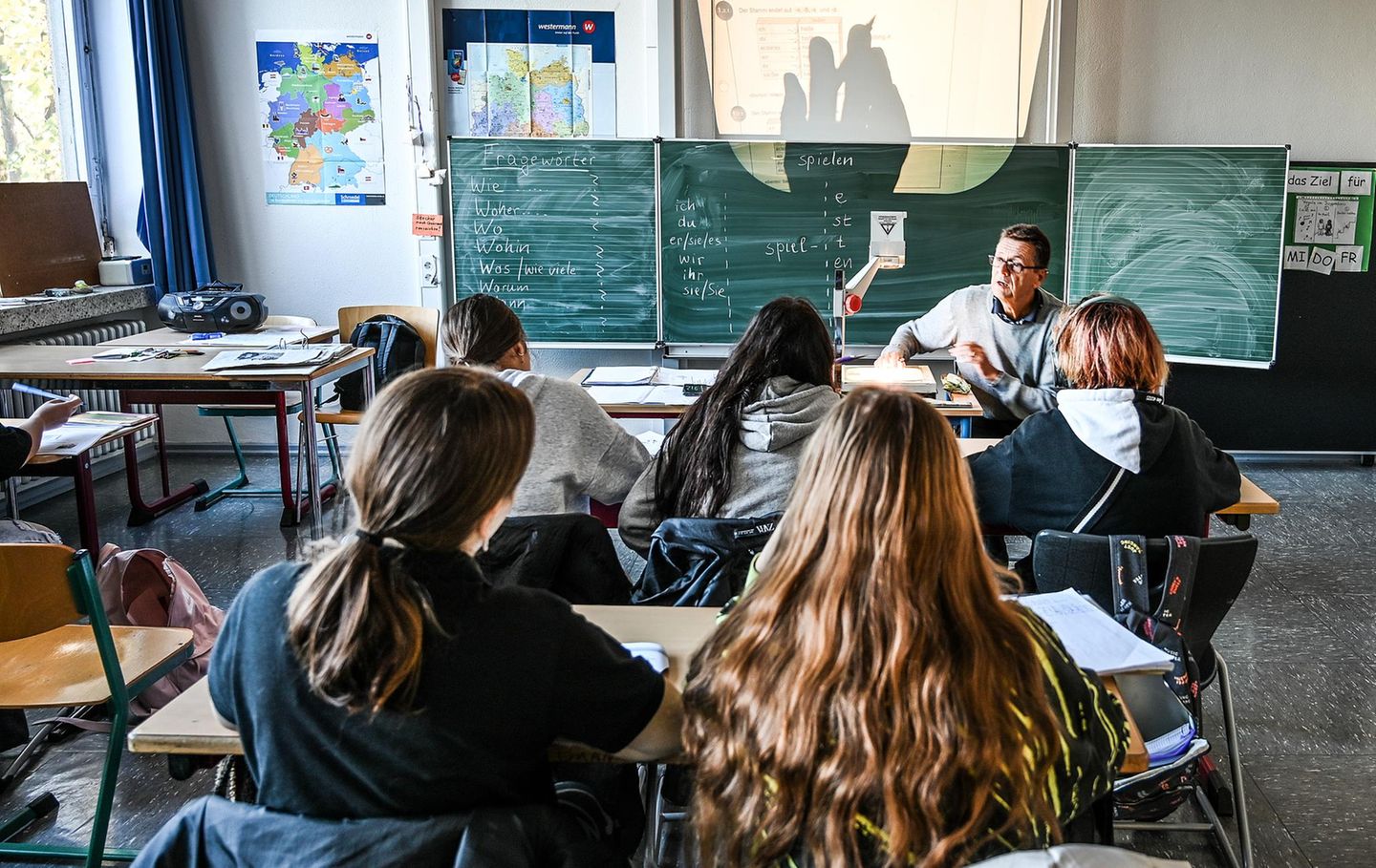Ein Lehrer mit Schülern in einem Klassenraum