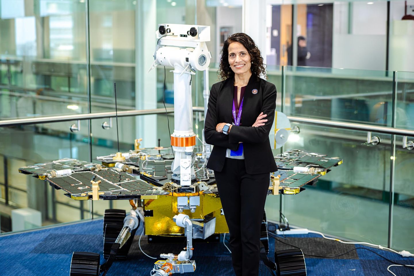 Vandana Verma vor einer Replika des Opportunity Rover