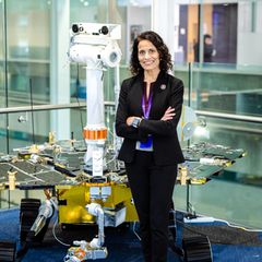 Vandana Verma vor einer Replika des Opportunity Rover