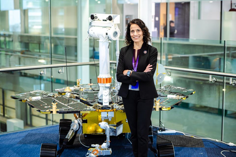 Vandana Verma vor einer Replika des Opportunity Rover 1.5004