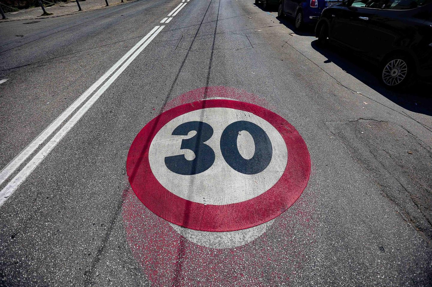 Tempo 30 Markierung auf der Strasse