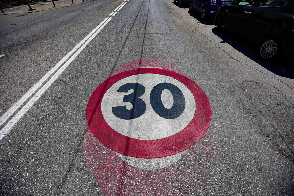 Tempo 30 Markierung auf der Strasse 1.5004