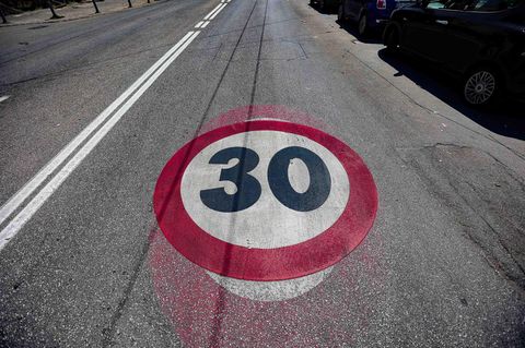 Tempo 30 Markierung auf der Strasse