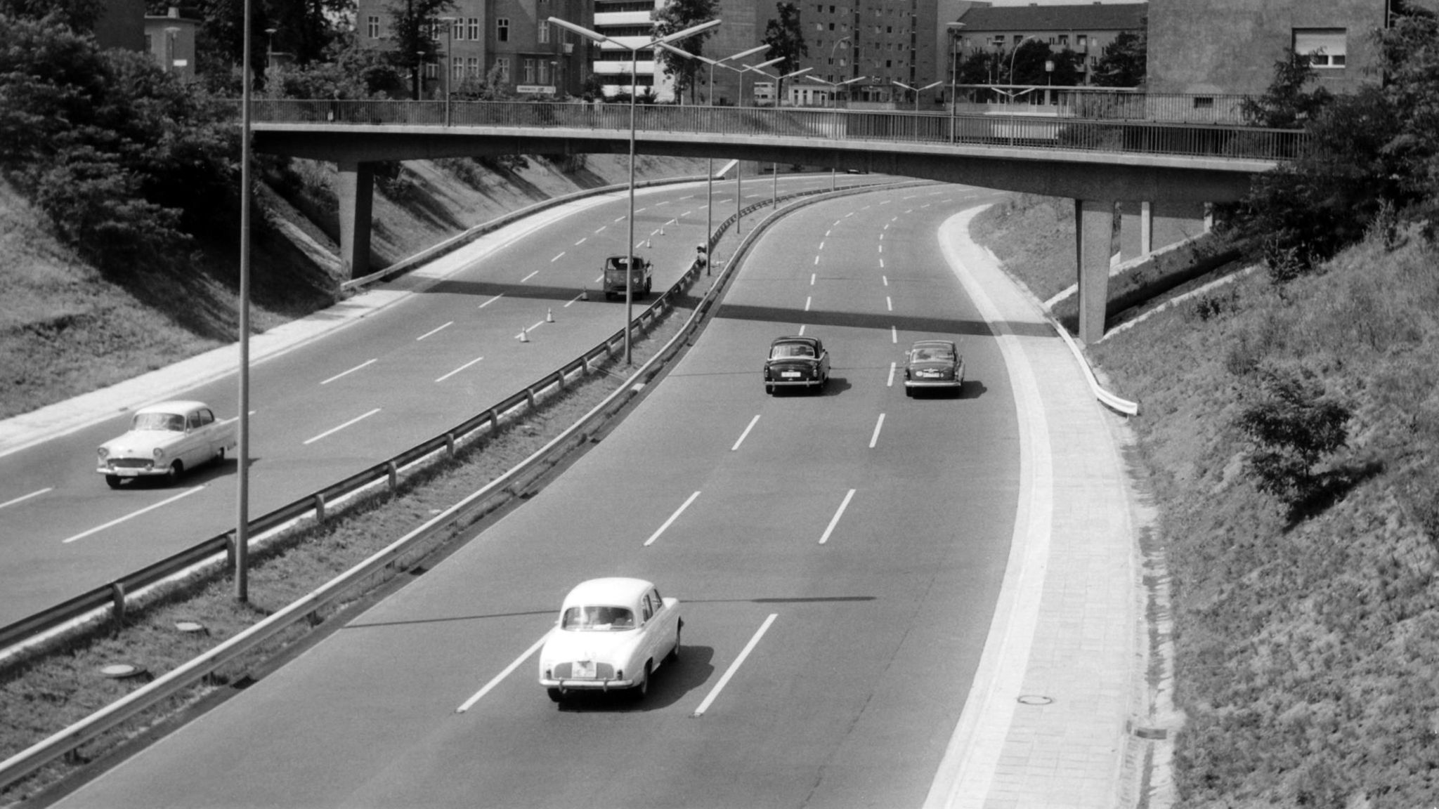Autos auf einer neu gebauten Stadtautobahn im Berlin der 1960er Jahre