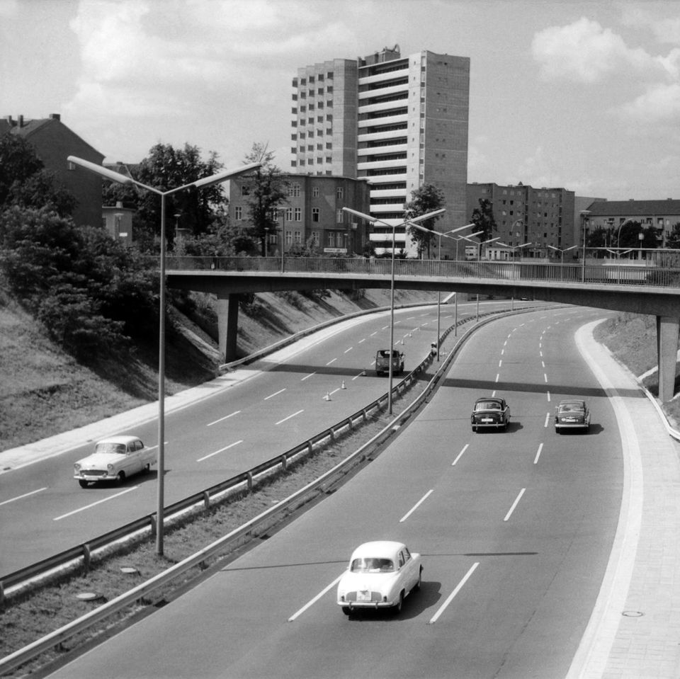 Autos auf einer neu gebauten Stadtautobahn im Berlin der 1960er Jahre