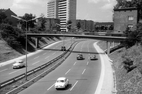 Autos auf einer neu gebauten Stadtautobahn im Berlin der 1960er Jahre