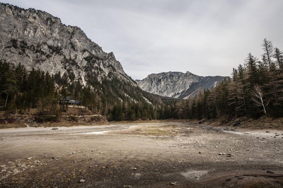 Der See wird aus den umliegenden Bergen von Schmelzwasser gespeist – das nach und nach im karstigen Untergrund versickert. Ganz leer allerdings war der See seit 60 Jahren nicht
