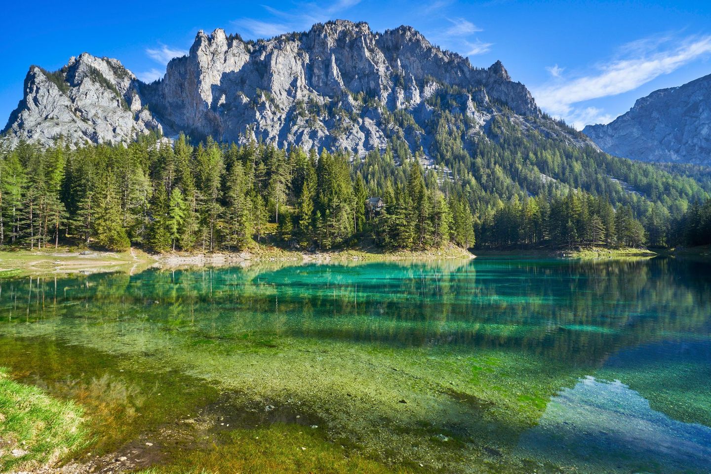Die blaugrüne Farbe des Grünen Sees geht auf den kalkhaltigen Untergrund zurück