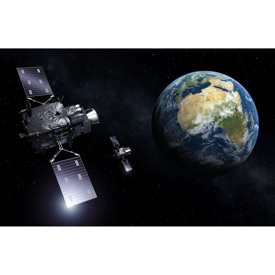 Vom geostationären Orbit aus beobachtet die Flotte der dritten Generation den europäischen Kontinent. Im Vordergrund ist MTG-S1 dargestellt, ein Satellit mit zwei Instrumenten, die hochpräzise Wetterdaten liefern