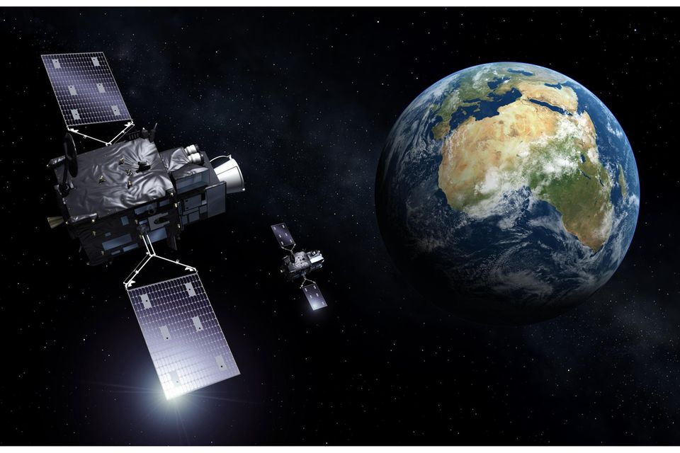 Vom geostationären Orbit aus beobachtet die Flotte der dritten Generation den europäischen Kontinent. Im Vordergrund ist MTG-S1 dargestellt, ein Satellit mit zwei Instrumenten, die hochpräzise Wetterdaten liefern 1.5445