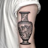 Amphore tätowiert auf einem Oberarm