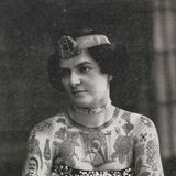 Postkarte mit tätowierter Frau