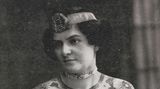 Postkarte mit tätowierter Frau