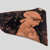 Frau mit Tätowierung auf Tonscherbe