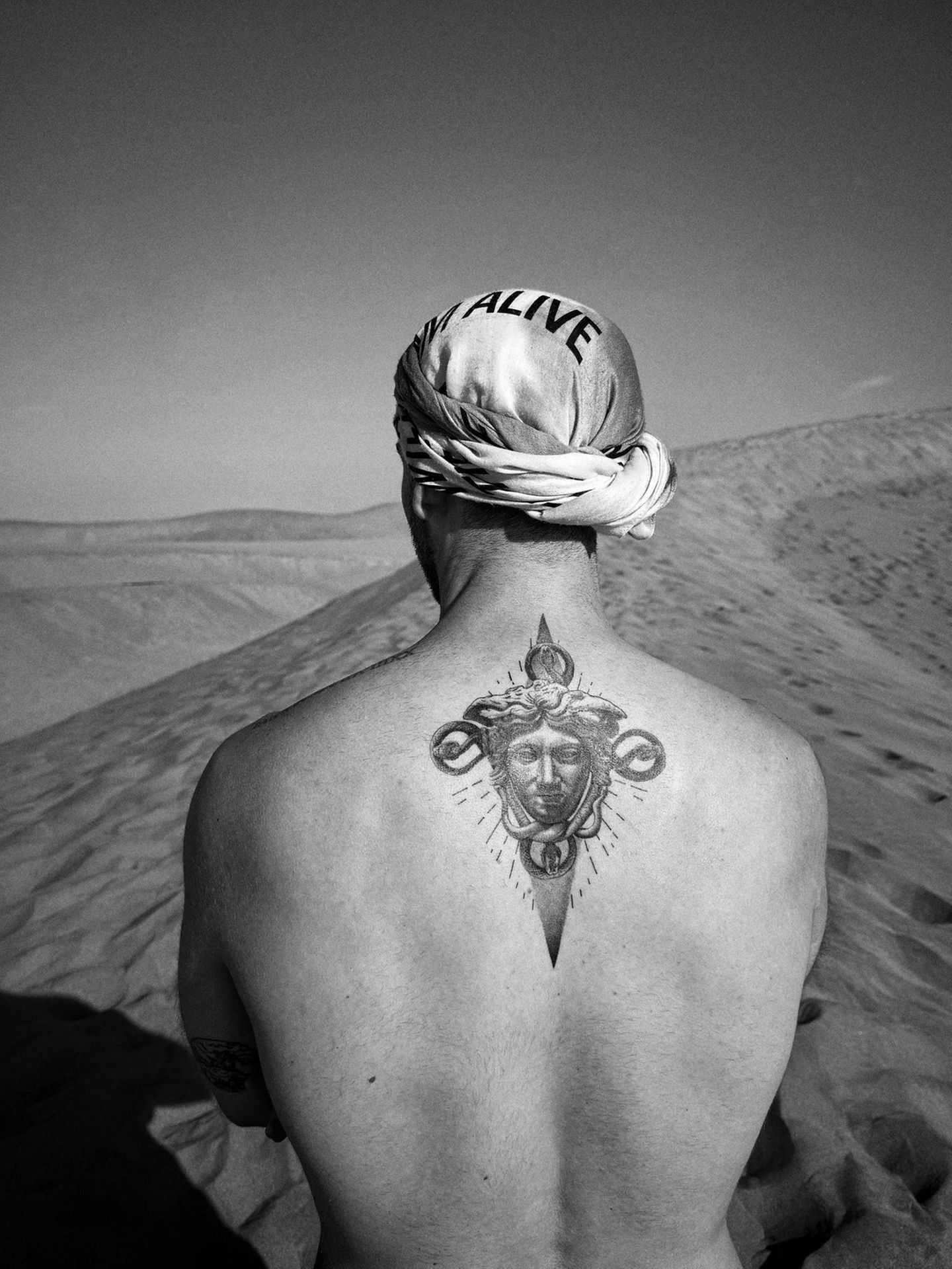 Mann trägt Medusa als Tattoo