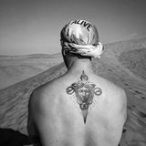 Mann trägt Medusa als Tattoo