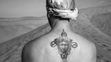 Mann trägt Medusa als Tattoo