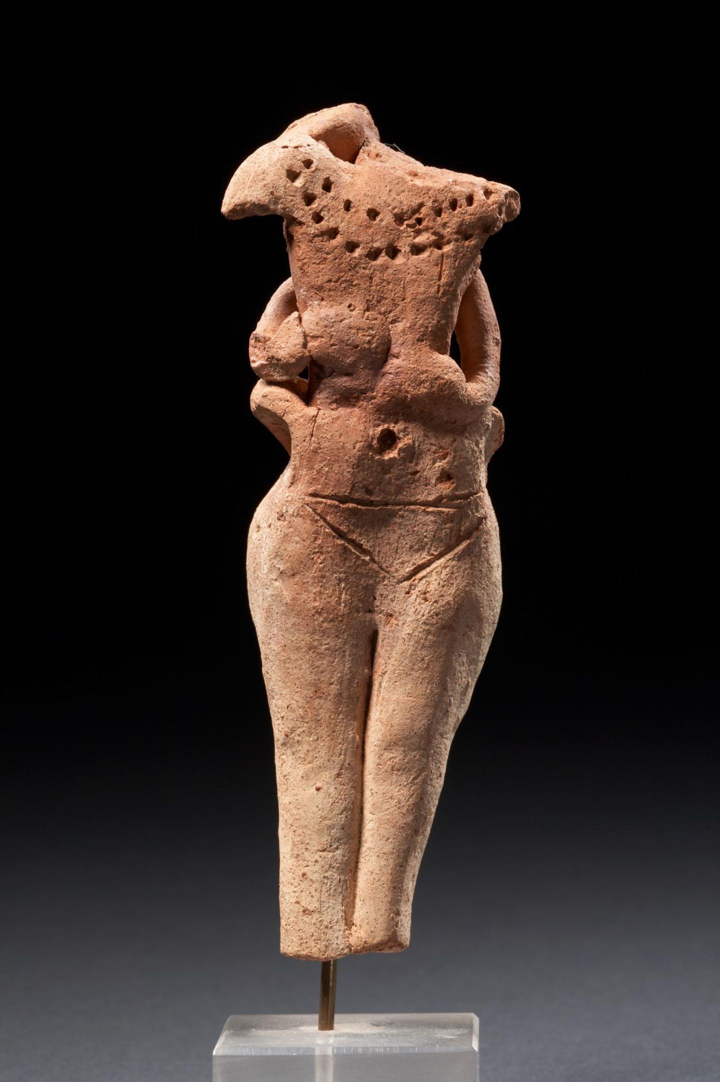 Punkte auf der Brust Skulptur einer tätowierten Frau