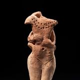 Skulptur einer tätowierten Frau