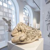 Handplastik tätowiert im Ausstellungsraum