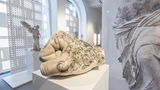 Handplastik tätowiert im Ausstellungsraum