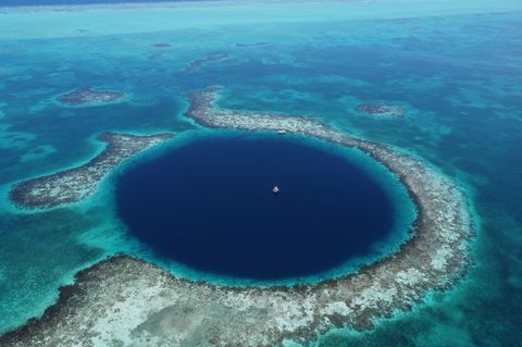 Great Blue Hole aus der Vogelperspektive