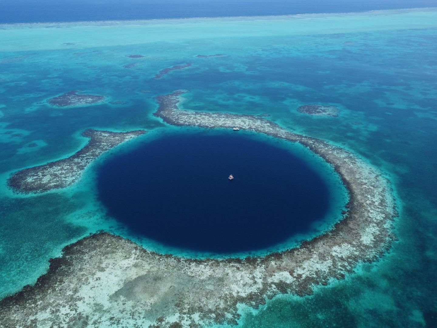 Great Blue Hole aus der Vogelperspektive
