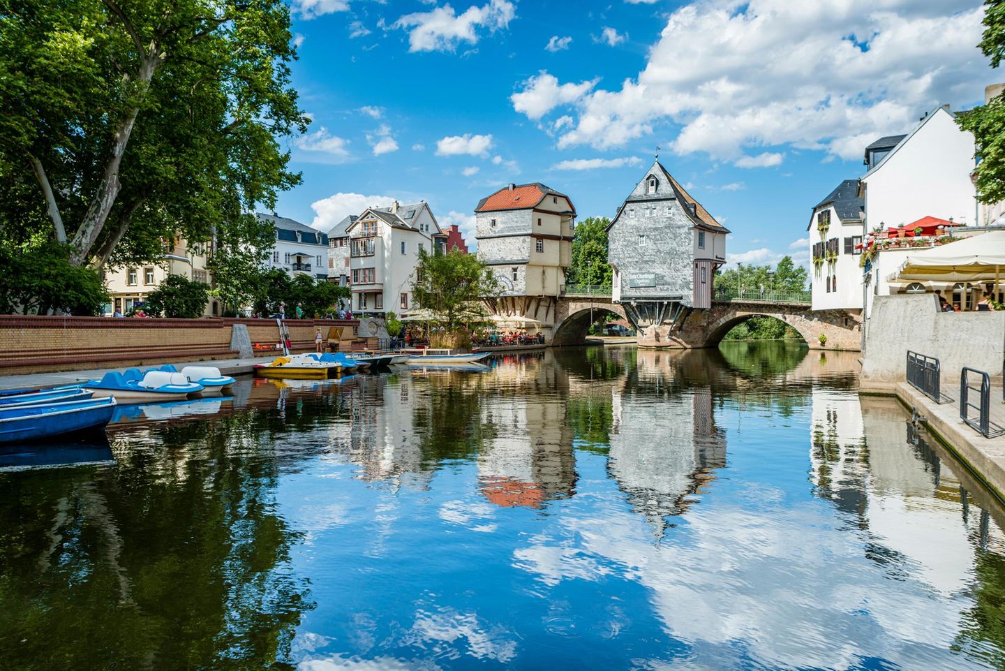 Brückenhäuser in Bad Kreuznach an der Nahe, architektonische Rarität aus dem Jahr 1495, Häuser sind die Wahrzeichen der Kreisstadt Bad Kreuznach, sind auf den Brückenpfeilern der Alten Nahebrücke erbaut, Brücke überquert sowohl die Nahe, als auch den Mühlenteich