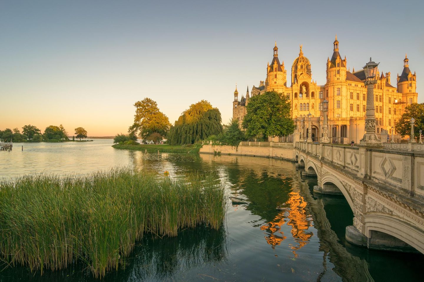 Schloss in Schwerin im Sonnenuntergang, Mecklenburg-Vorpommern in Deutschland