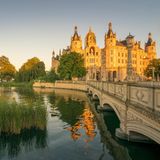 Schloss in Schwerin im Sonnenuntergang, Mecklenburg-Vorpommern in Deutschland