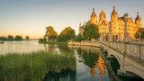 Schloss in Schwerin im Sonnenuntergang, Mecklenburg-Vorpommern in Deutschland