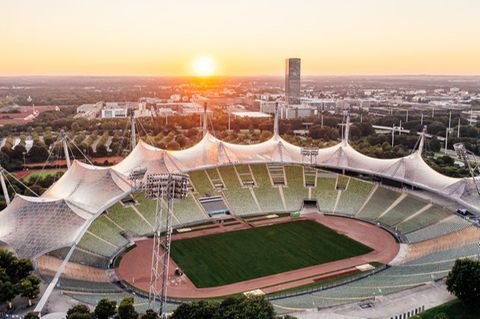Das Münchner Olympiastadion mit seinem ikonischen Zeltdach wurde für Olympia 1972 gebaut