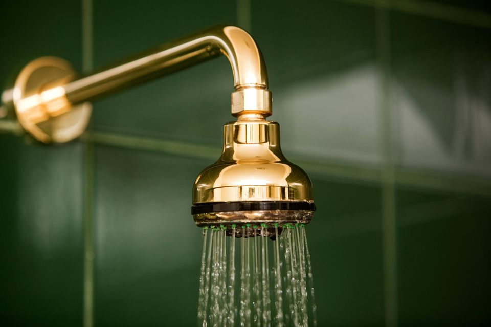 Goldener Duschkopf, aus dem Wasser fliesst 1.5004