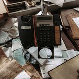 Detailaufnahmen wie diese finden sich in Bobergs Bildband regelmäßig. Für den Fotografen sind verlassene Orte mehr als altes Gemäuer. Wohin er auch kommt, widmet er sich nicht nur dem großen Ganzen, sondern blickt aufs Besondere: Die Motive, die entstehen, zeigen individuelle Geschichten verlassener Orte und der Menschen, die dort einmal gewirkt haben. Den Standort des seit 15 Jahren ungenutzten Ingenieurbüros möchte Boberg nicht preisgeben, um den Ort vor Vandalismus zu schützen.