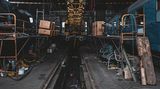 Hier scheint die Zeit stillzustehen: Seit Anfang der 1990er-Jahre ist das alte Bahnbetriebswerk Gelsenkirchen-Bismarck für Dampflokomotiven geschlossen. Nachdem die letzten Maschinen abgefahren wurden, stellte man das Betriebswerk unter Denkmalschutz, um es vor dem Abriss zu retten. In unmittelbarer Nähe befinden sich noch aktive Gleise, beim Fotografieren rauschten Regionalbahnen an Boberg vorbei. 