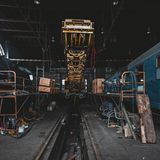 Hier scheint die Zeit stillzustehen: Seit Anfang der 1990er-Jahre ist das alte Bahnbetriebswerk Gelsenkirchen-Bismarck für Dampflokomotiven geschlossen. Nachdem die letzten Maschinen abgefahren wurden, stellte man das Betriebswerk unter Denkmalschutz, um es vor dem Abriss zu retten. In unmittelbarer Nähe befinden sich noch aktive Gleise, beim Fotografieren rauschten Regionalbahnen an Boberg vorbei. 