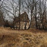 Inmitten eines großen Waldgebiets im Sauerland ist dieses Jagdschloss dem stetigen Verfall überlassen. Das Gebäude ist nur zu Fuß erreichbar, von außen wirkt es nahezu unbeschadet. Im Inneren zeigt sich ein anderes Bild: Wasserschäden, Löcher in der Decke, morsche Treppenstufen und zurückgelassene Alltagsgegenstände werden dem Fotografen zum Motiv. 