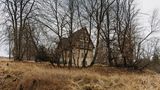 Inmitten eines großen Waldgebiets im Sauerland ist dieses Jagdschloss dem stetigen Verfall überlassen. Das Gebäude ist nur zu Fuß erreichbar, von außen wirkt es nahezu unbeschadet. Im Inneren zeigt sich ein anderes Bild: Wasserschäden, Löcher in der Decke, morsche Treppenstufen und zurückgelassene Alltagsgegenstände werden dem Fotografen zum Motiv. 