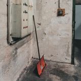 Ausgedient: In einem riesigen Gebäudekomplex fristet diese Schaufel ihr Dasein. Seit 2019 ist der ehemalige Heizungsgroßhandel verlassen – mittlerweile wurde das Gebäude zum Teil abgerissen oder umfunktioniert.