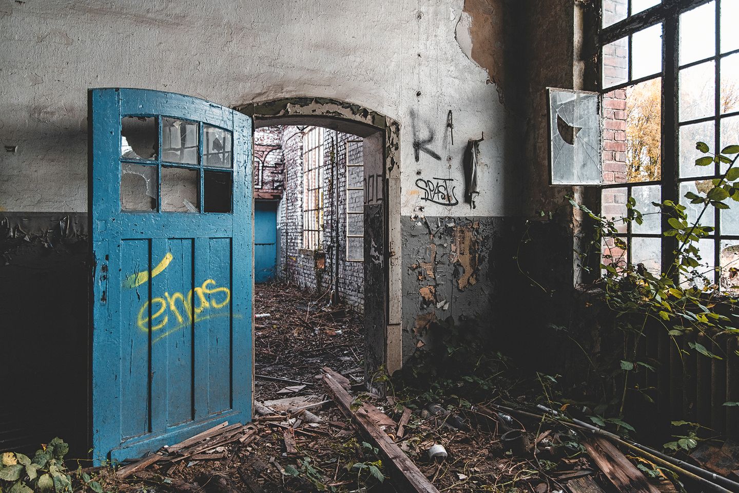 Das Bahnbetriebswerk Das seit 2012 verlassene Bahnbetriebswerk Aachen-West ist mittlerweile von Vandalismus und Verfall gezeichnet. Viele Gebäudeteile wurden bereits abgerissen, andere sind Bränden zum Opfer gefallen. Auf dem Weg durch erhaltene Gebäude passiert der Fotograf ehemalige Werkstätten, Büros und Aufenthaltsräume. Durch eindrucksvolle Glasfenster bahnt sich die Natur einen Weg ins Innere.